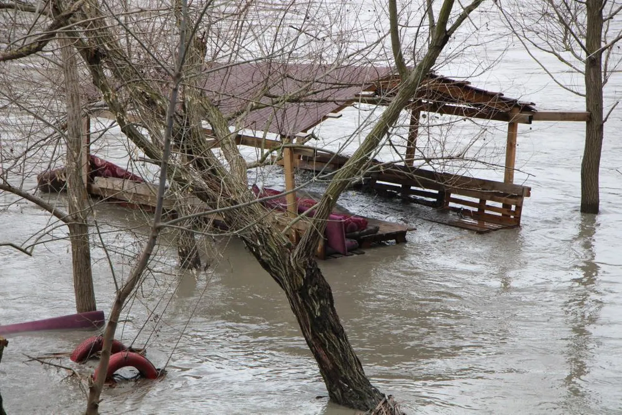 Yeşil Irmak taştı, piknik masaları sele kapıldı