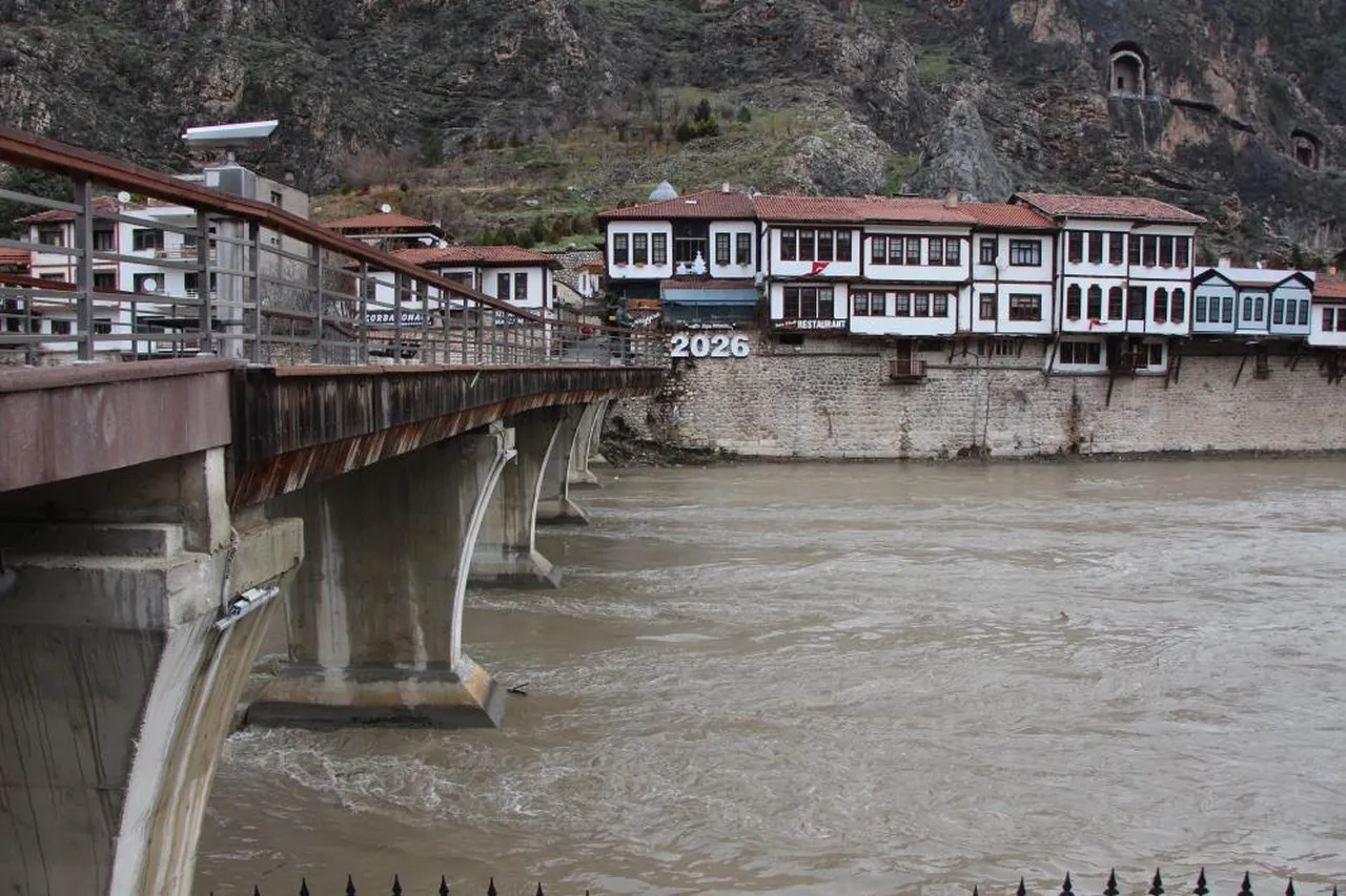 Yeşil Irmak taştı, piknik masaları sele kapıldı