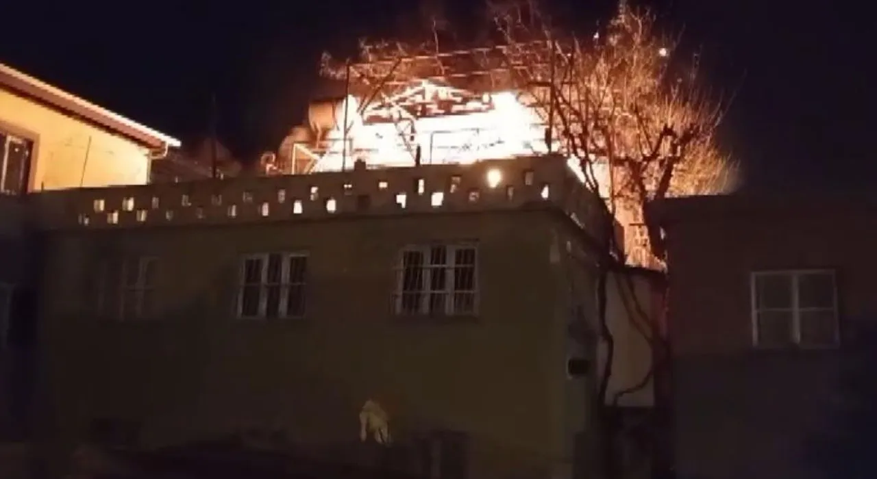 Adana'da yangın paniği! Evsiz kalan yaşlı çift son anda kurtarıldı