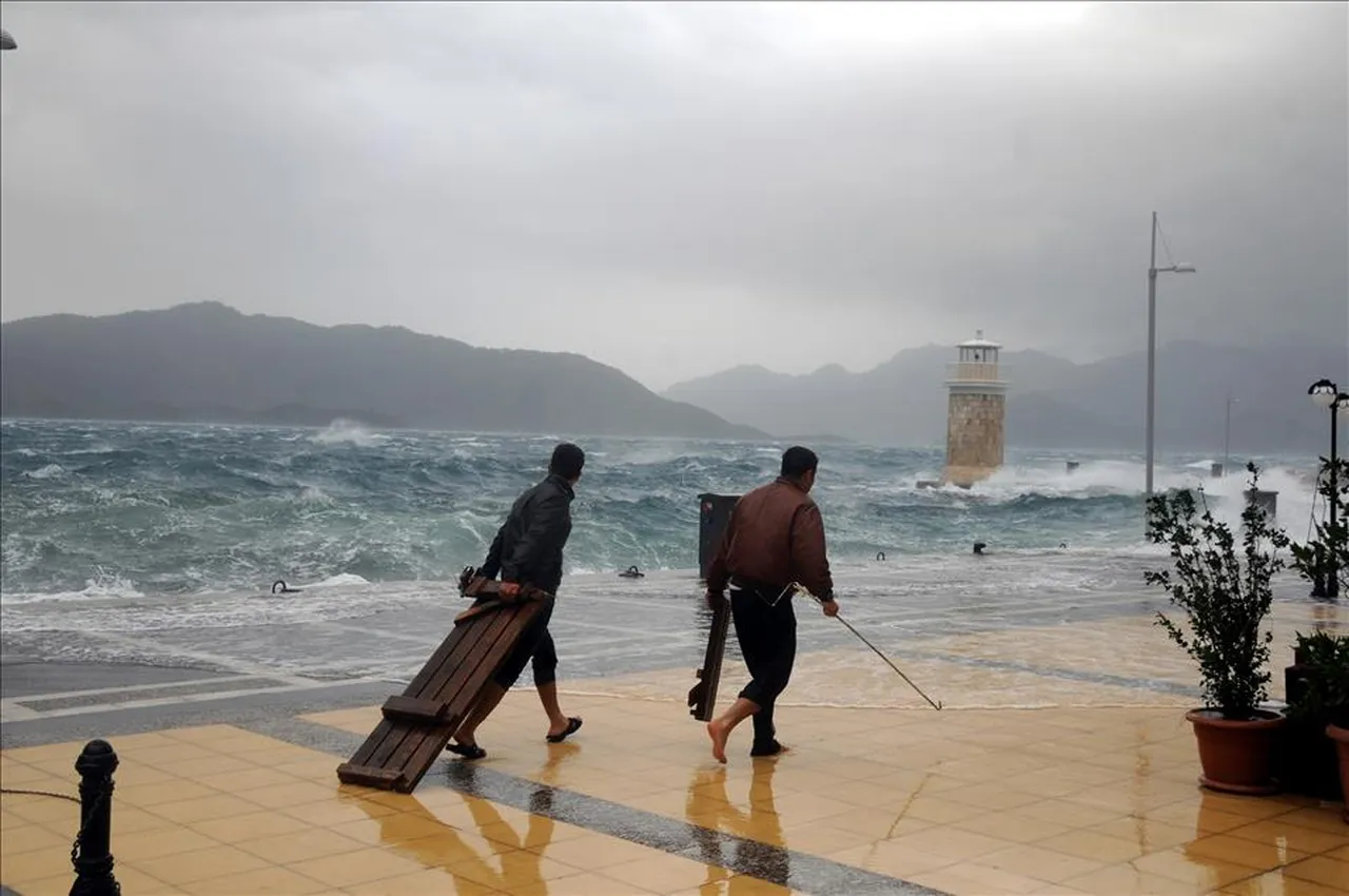 Akdeniz ve Ege'ye fırtına uyarısı! Antalya ve Muğla'da yağmur yağacak mı, yarın hava nasıl olacak?