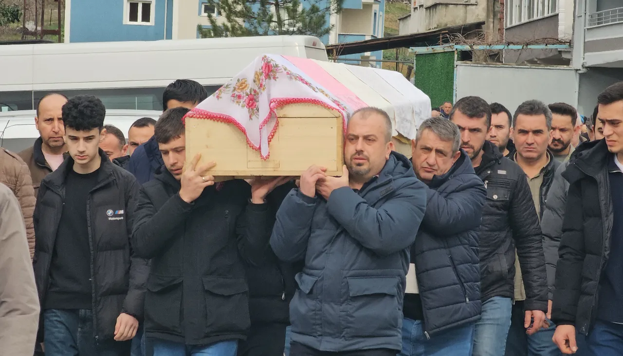 Bu acıya yürek dayanmaz! Servisin altında ezilen evladının tabutunu taşıdı