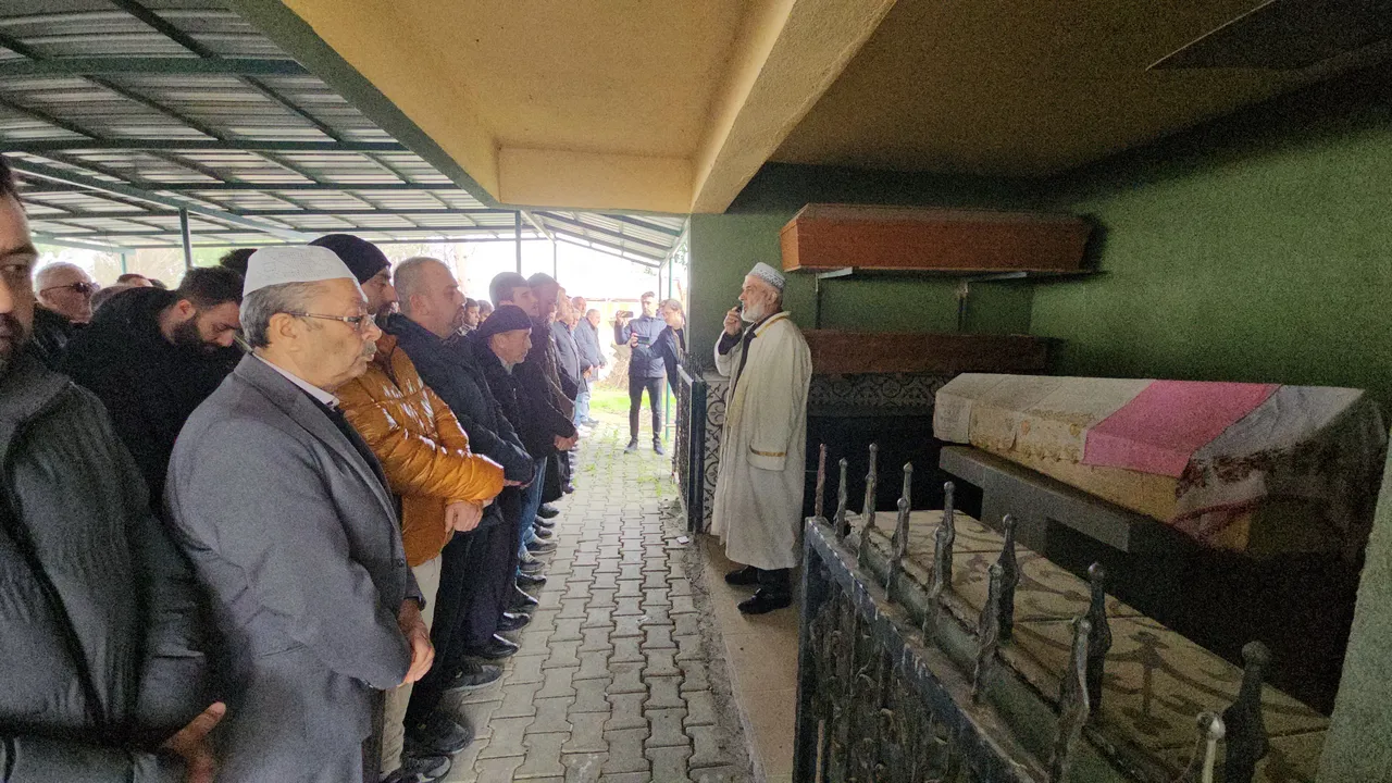 Bu acıya yürek dayanmaz! Servisin altında ezilen evladının tabutunu taşıdı