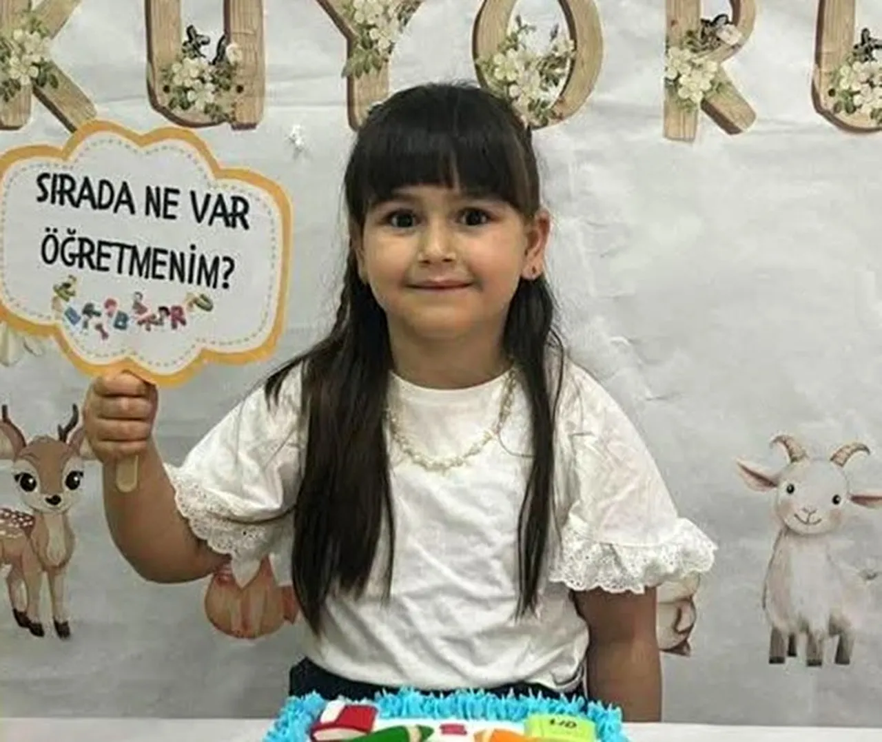 Bu acıya yürek dayanmaz! Servisin altında ezilen evladının tabutunu taşıdı