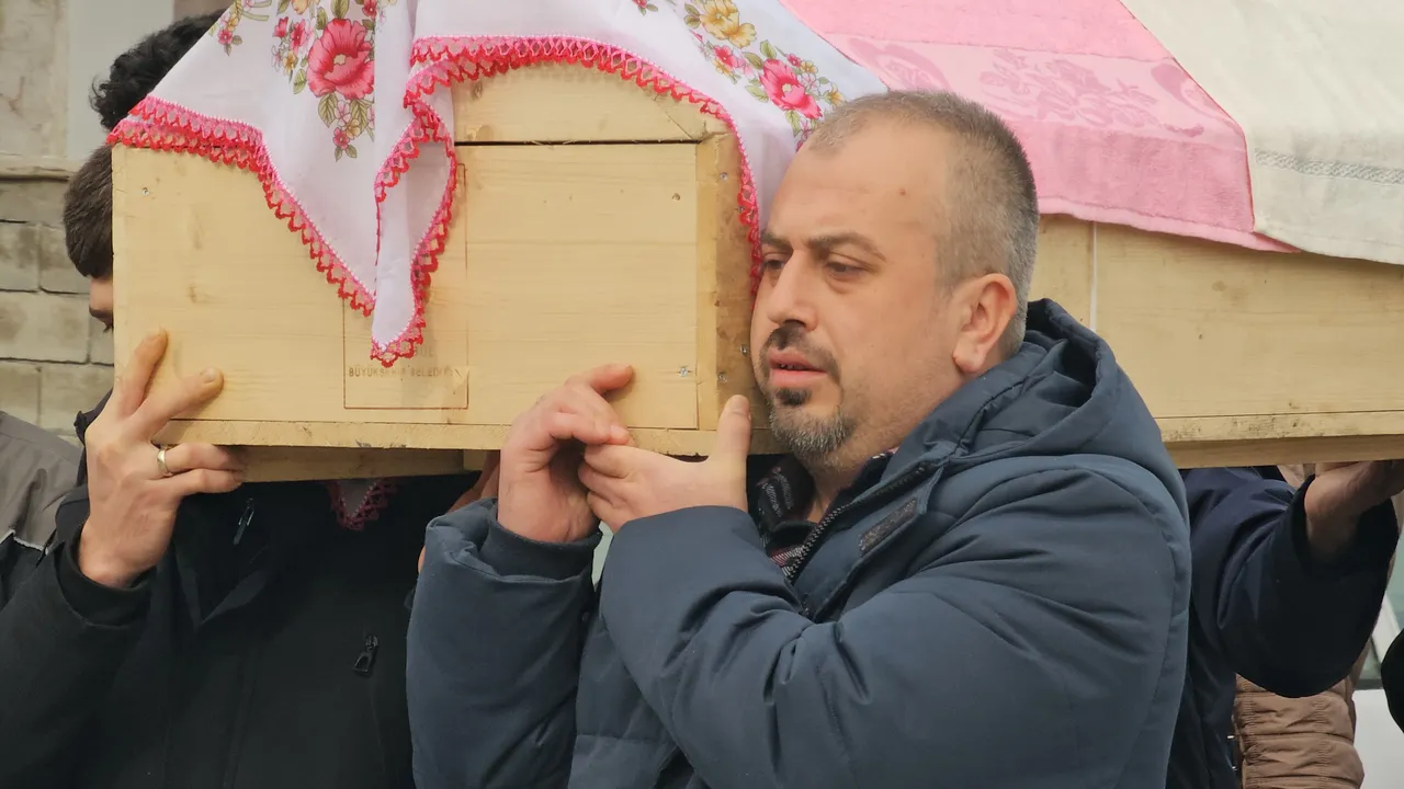 Bu acıya yürek dayanmaz! Servisin altında ezilen evladının tabutunu taşıdı