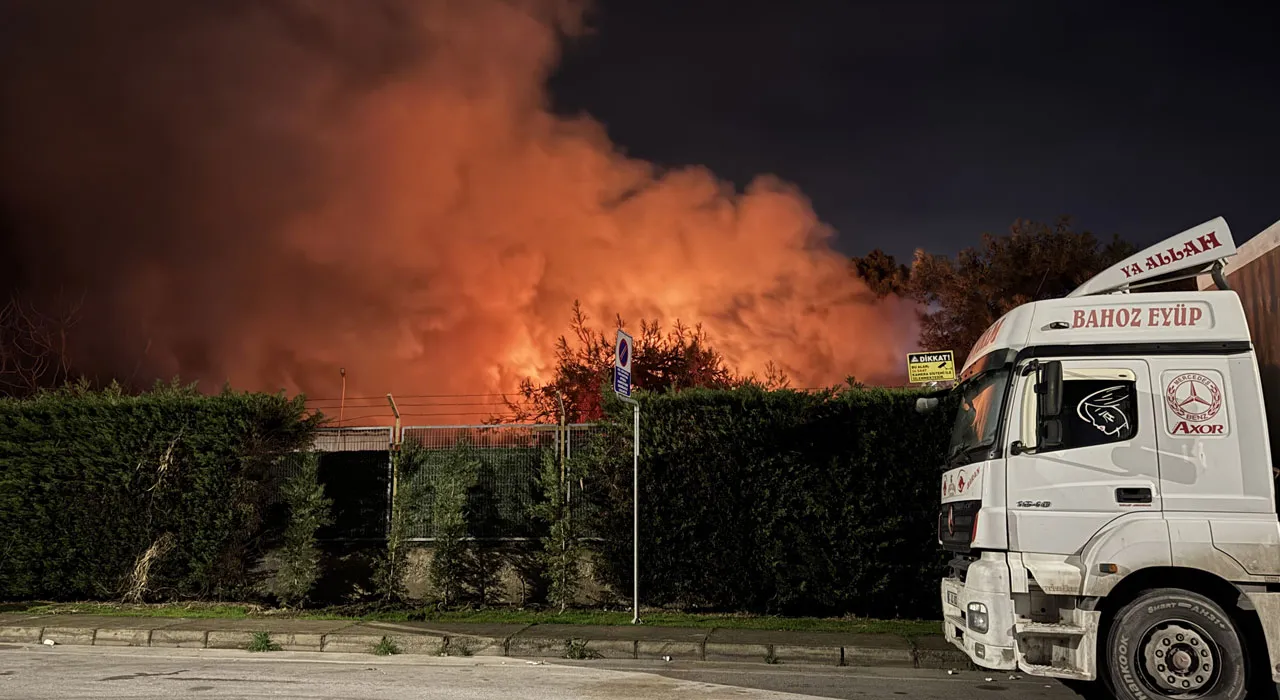 Bursa'da yangın! Tekstil fabrikasının deposu alev aldı
