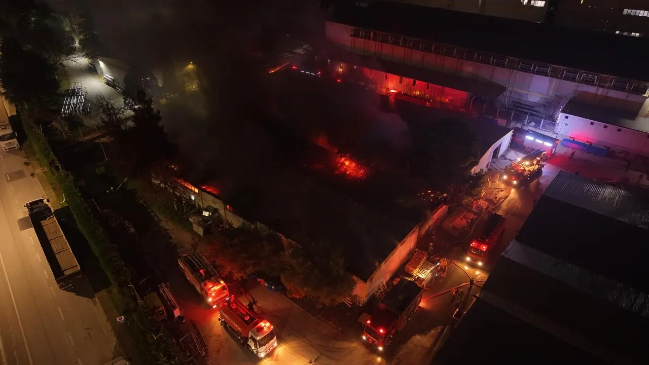 Bursa'da yangın! Tekstil fabrikasının deposu alev aldı