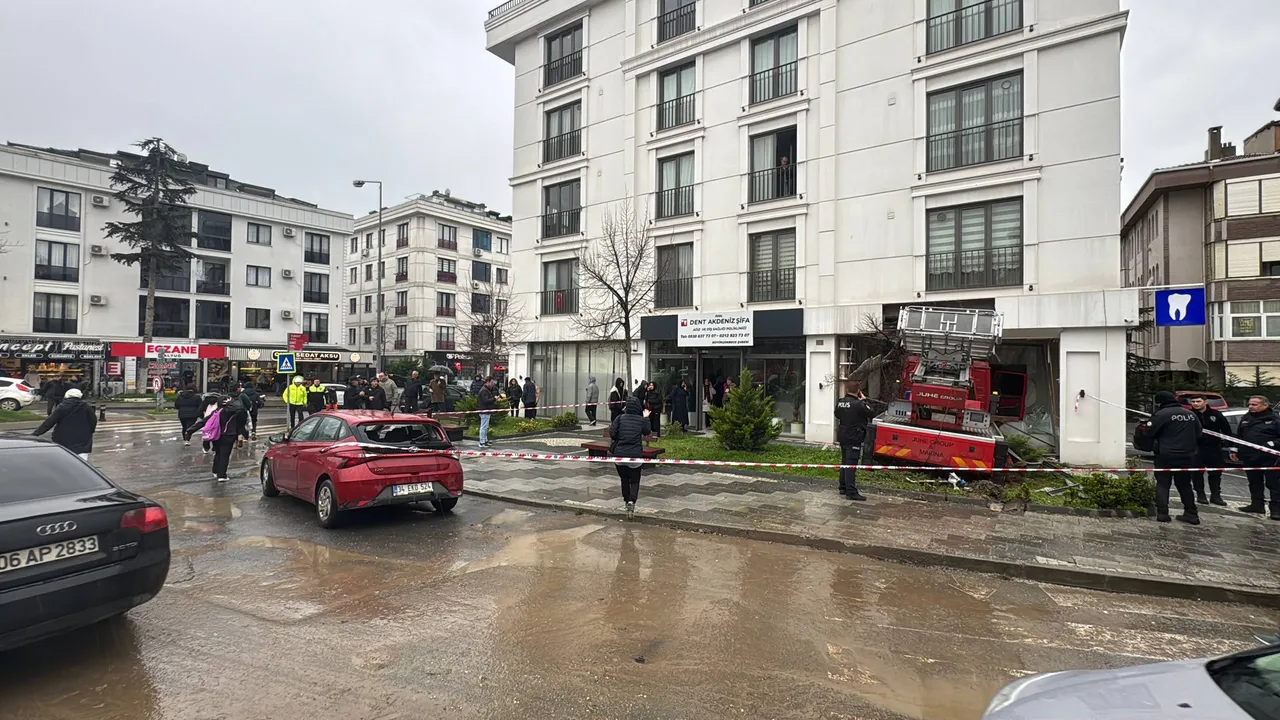 Büyükçekmece’de vinç diş polikliniğine daldı: Yaralılar var