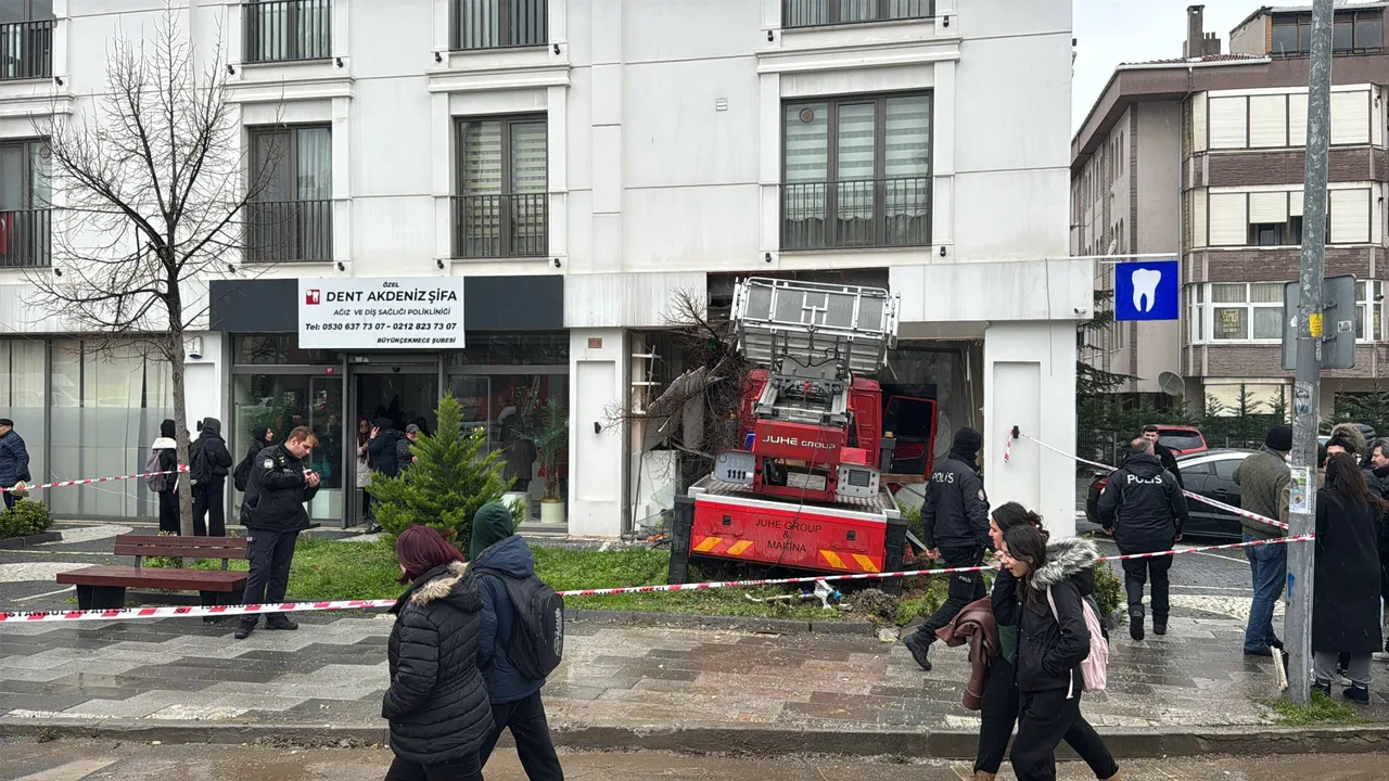 Büyükçekmece’de vinç diş polikliniğine daldı: Yaralılar var