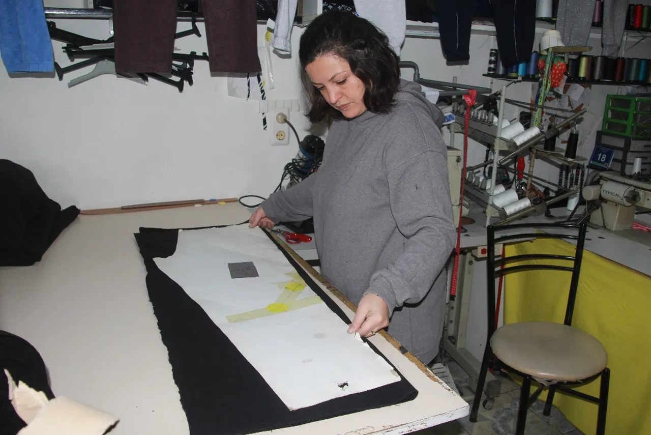 Çöpten alıyor, 20 dakikada üretiyor! Mağazaların dörtte biri fiyatına kapış kapış satıyor