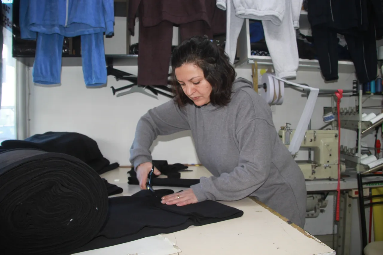 Çöpten alıyor, 20 dakikada üretiyor! Mağazaların dörtte biri fiyatına kapış kapış satıyor