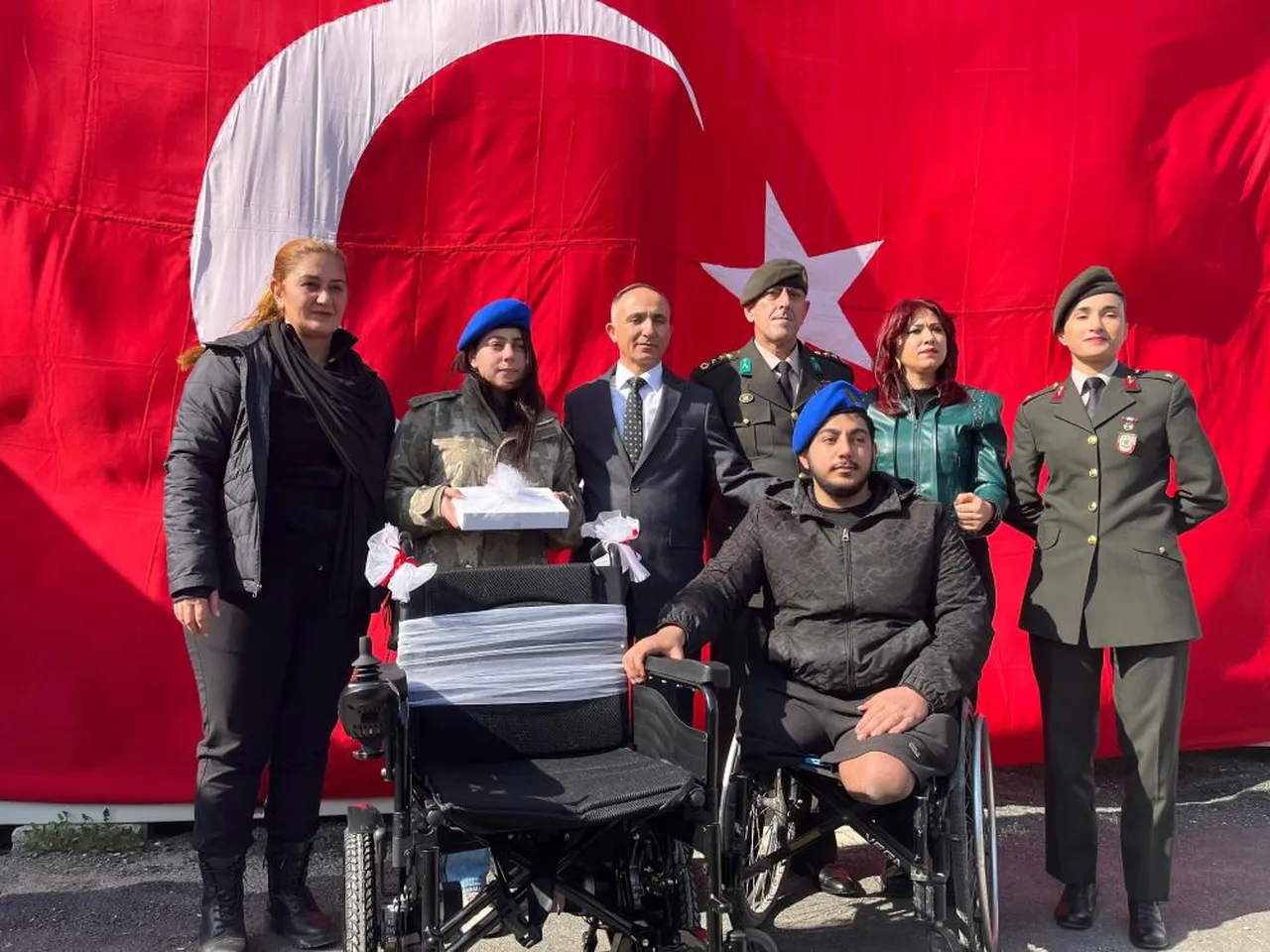 Depremde üşümesin diye parkasını vermişti! Beliz Yıldırım, emekli Albay Çelik ile yıllar sonra buluştu