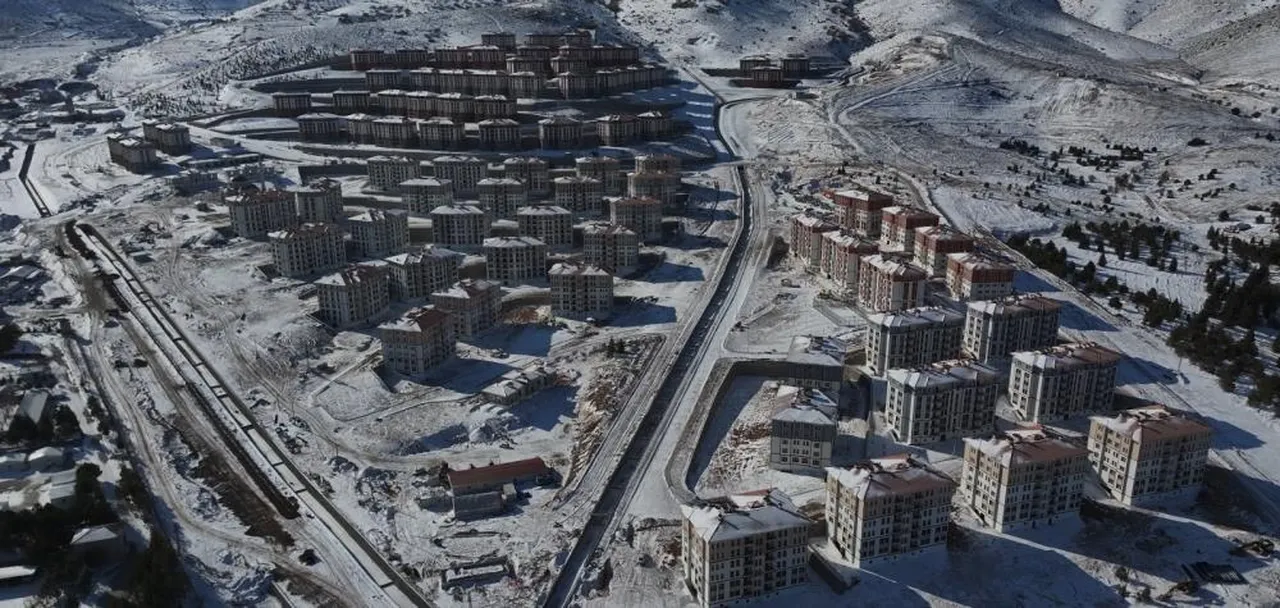 Depremden 3 yıl sonra şehrin çehresi değişti: Koca ilçe yeniden yapıldı!