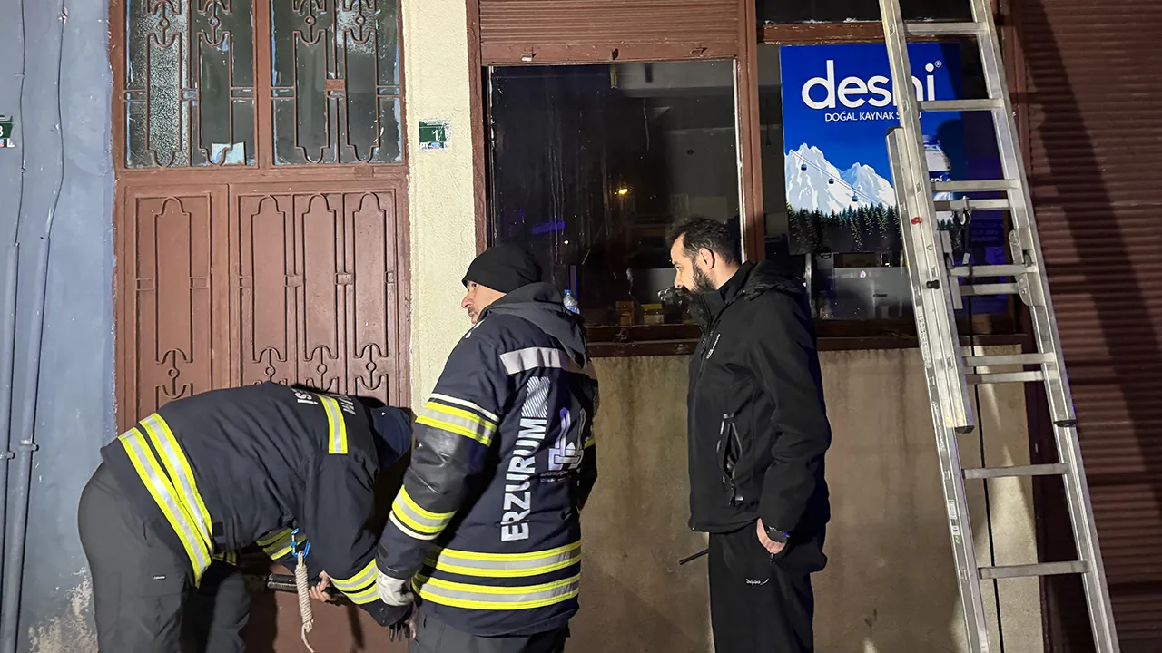Erzurum'da hareketli saatler... "Evde zorla tutuluyorum" dedi, ekipler kapıyı kırarak kurtardı