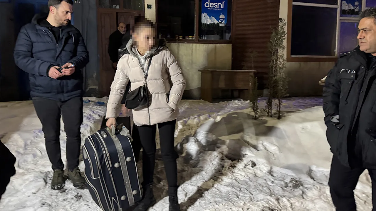 Erzurum'da hareketli saatler... "Evde zorla tutuluyorum" dedi, ekipler kapıyı kırarak kurtardı