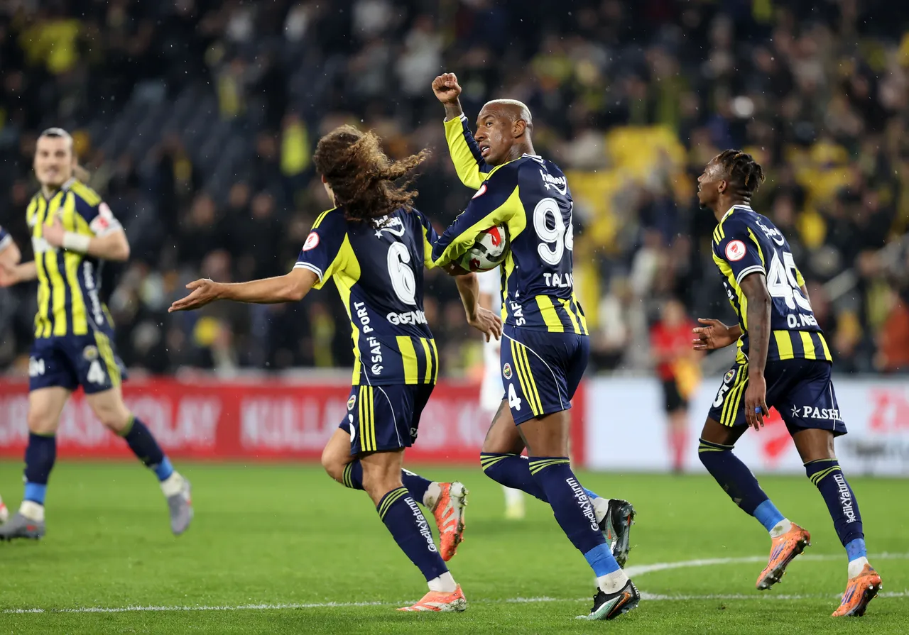 Fenerbahçe ikinci yarıda açıldı: Talisca, 4 gollü maçta duble yaptı