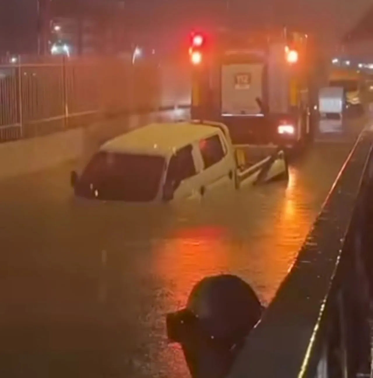 İzmir'de bir araç alt geçitte suya gömüldü! Sürücü feci şekilde can verdi