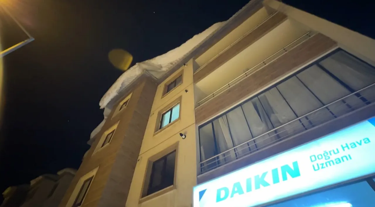 Kar kalınlığı 3 metre! Çatıda biriken kar çöktü, esnaf ölümden döndü