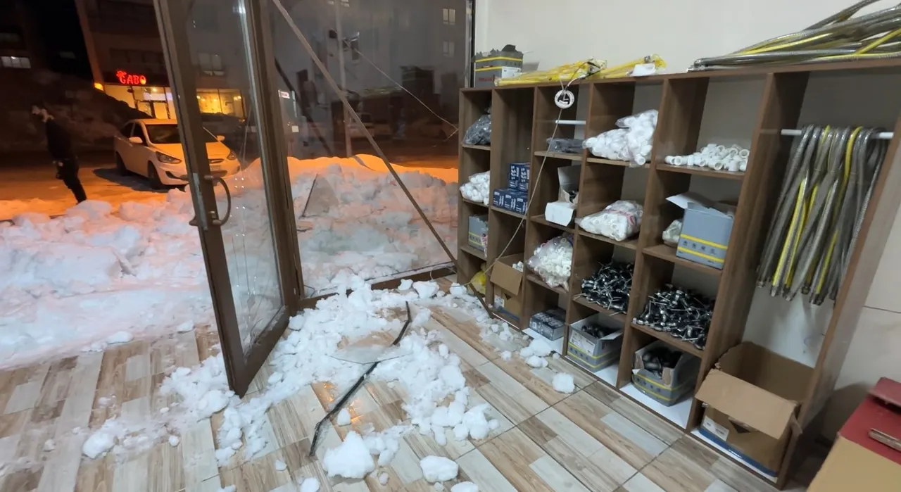Kar kalınlığı 3 metre! Çatıda biriken kar çöktü, esnaf ölümden döndü