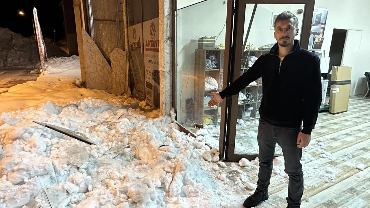 Kar kalınlığı 3 metre! Çatıda biriken kar çöktü, esnaf ölümden döndü