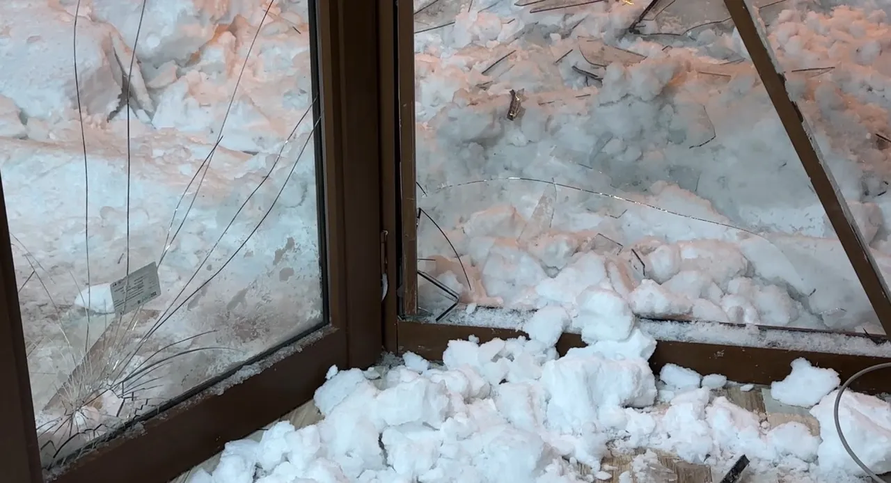 Kar kalınlığı 3 metre! Çatıda biriken kar çöktü, esnaf ölümden döndü