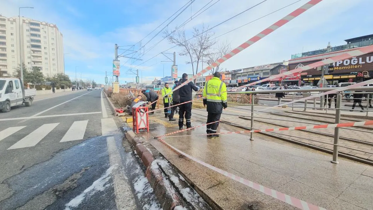 Kayseri'de otomobil, refüjde bekleyen yayaların arasına daldı: 3 kişi yaralandı