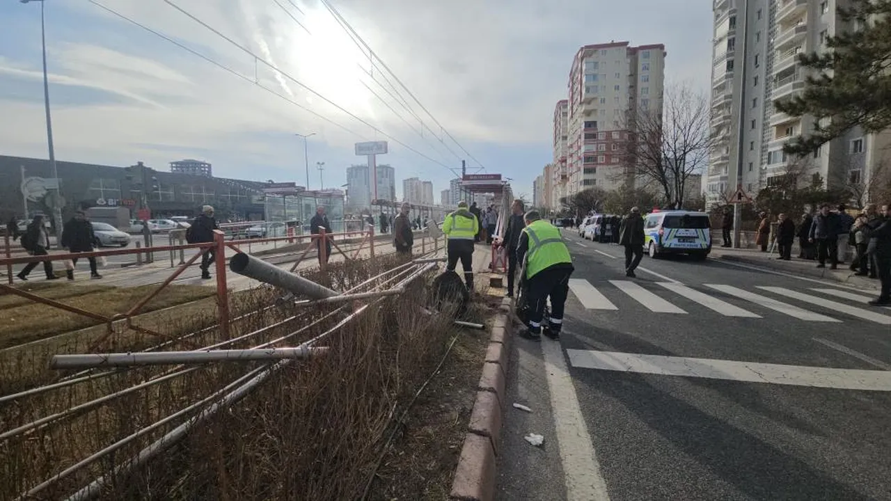 Kayseri'de otomobil, refüjde bekleyen yayaların arasına daldı: 3 kişi yaralandı
