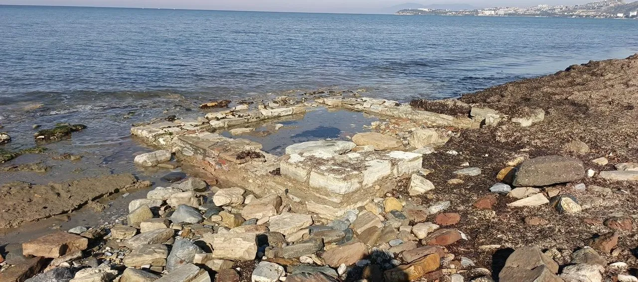 Keşif üstüne keşif! Liman bulunan yerden şimdi de mezar çıktı