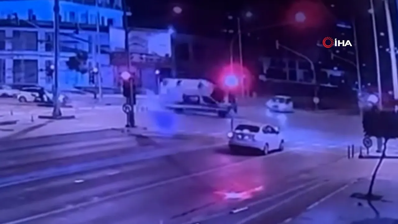 Mersin'de entübe hasta taşıyan ambulans kaza yaptı! O anlar kamerada