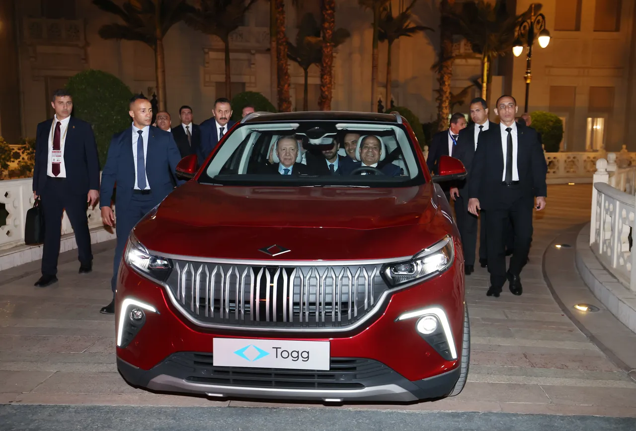 Cumhurbaşkanı  Erdoğan,  Abdulfettah  es-Sisi’ye Türkiye’nin  yerli elektrikli  otomobili Togg’u  hediye etti.