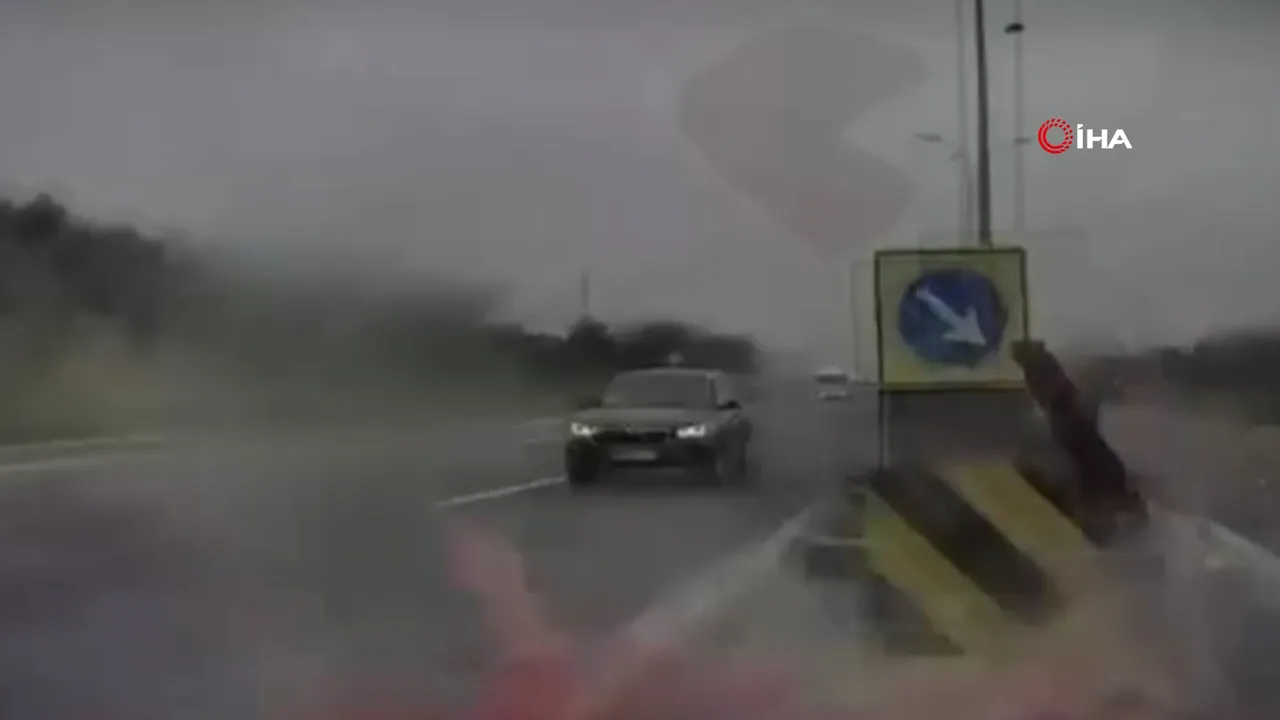 Otomatik pilotta olan Tesla karşı şeride daldı! O anlar kamerada