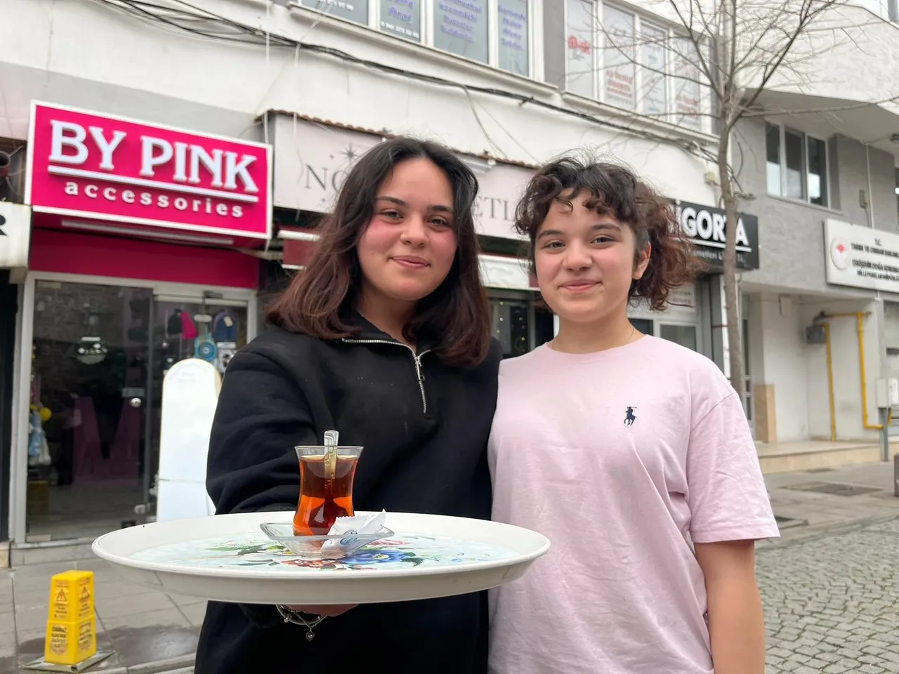 Sosyal medyadan uzak durdu, hayaline odaklandı: 18 yaşında para biriktirip kafe açtı