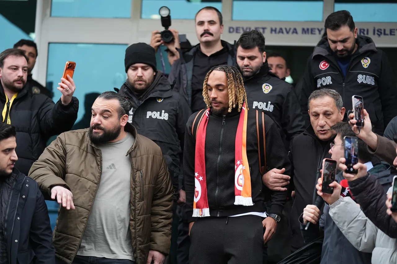 Münih'ten kalkan özel uçakla Atatürk Havalimanı'na gelen Sacha Boey'i, kulüp yetkilileri karşıladı.