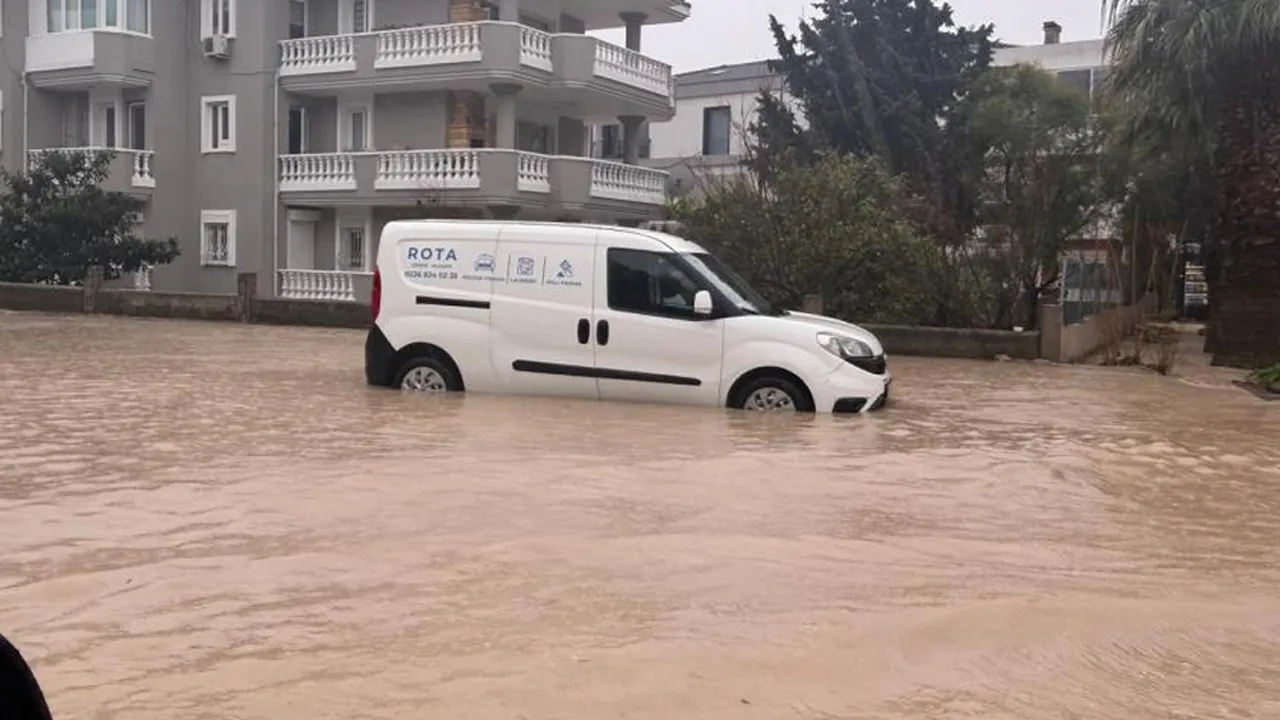 Ünlü tatil beldesinde sağanak yağış! Caddeler dereye döndü