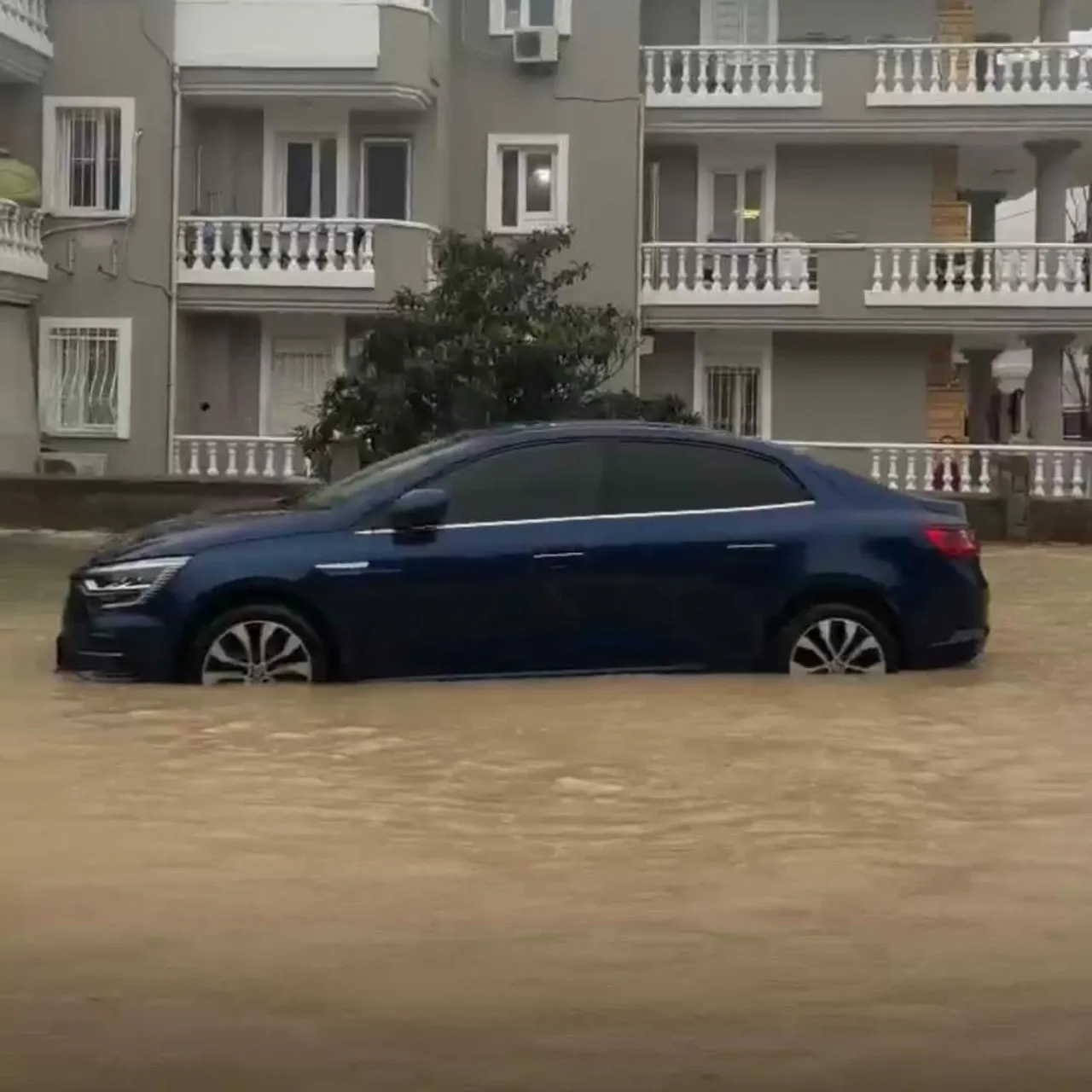 Ünlü tatil beldesinde sağanak yağış! Caddeler dereye döndü