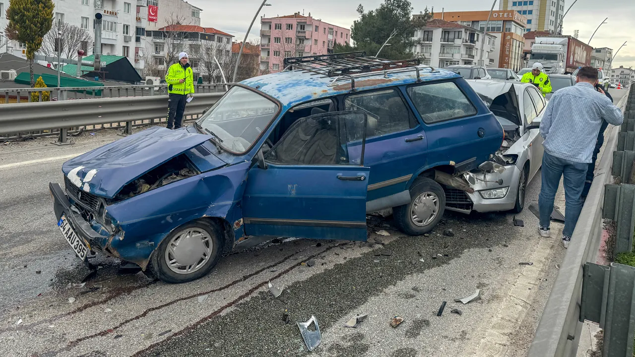 Uşak'ta 3 otomobil birbirine girdi: 4 kişi yaralandı