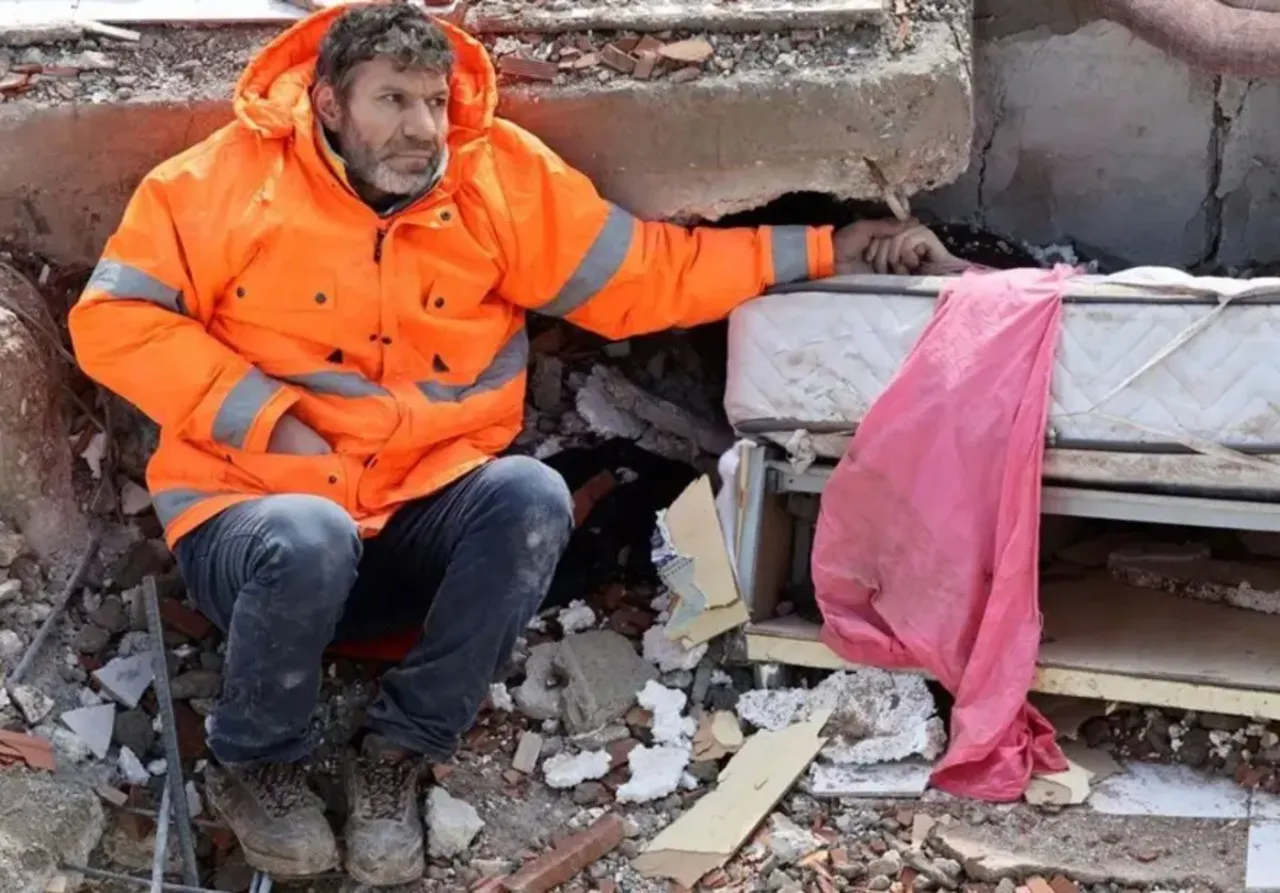 3 yıl geçti, o el hiç bırakılmadı! 6 Şubat depremlerinin hafızalara kazınan kareleri