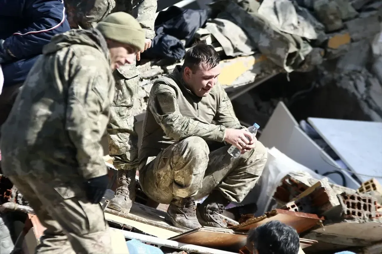 3 yıl geçti, o el hiç bırakılmadı! 6 Şubat depremlerinin hafızalara kazınan kareleri