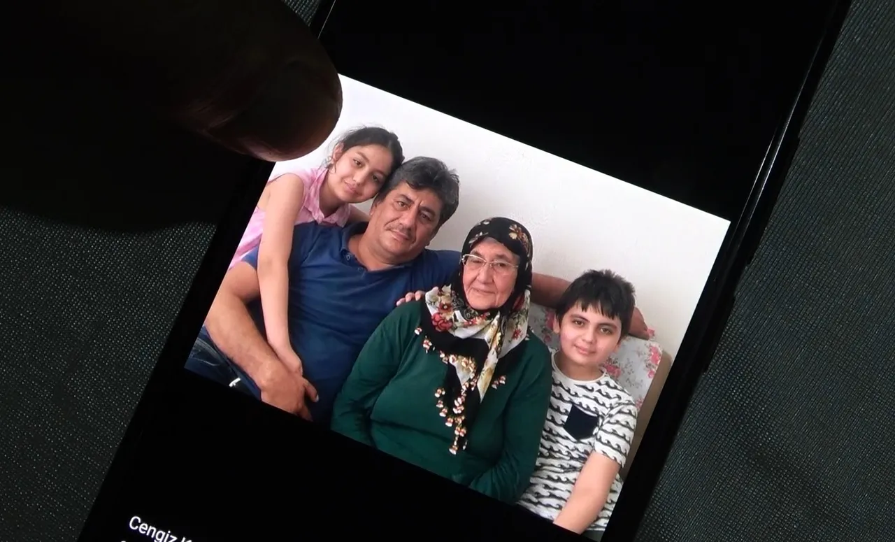 6 Şubat depremlerinin kahramanlarından...  Kağıda ölü veya diri notları almışlar