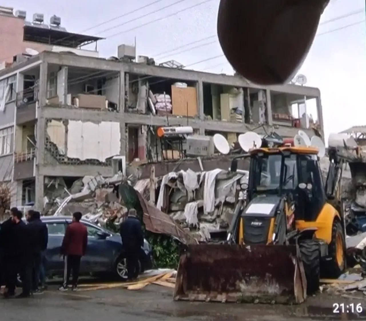 6 Şubat depremlerinin kahramanlarından...  Kağıda ölü veya diri notları almışlar