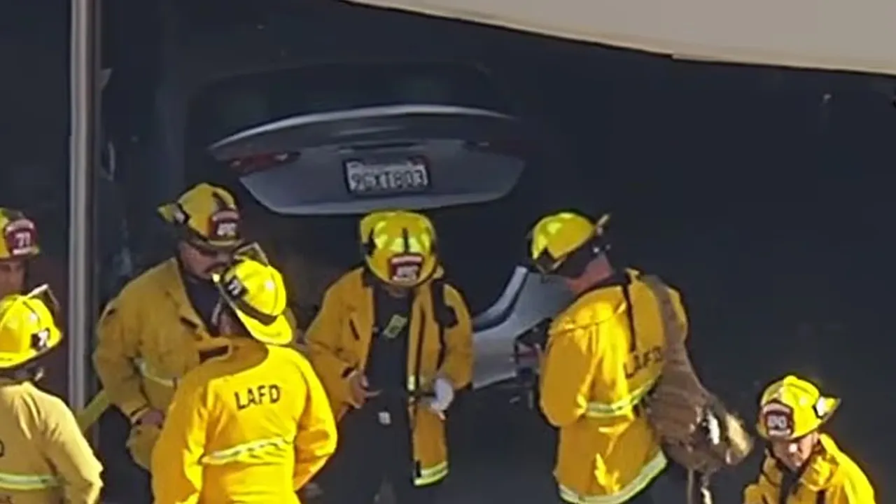 ABD'de korkunç kaza! Araç marketin fırın bölümüne daldı! Ölü ve yaralılar var