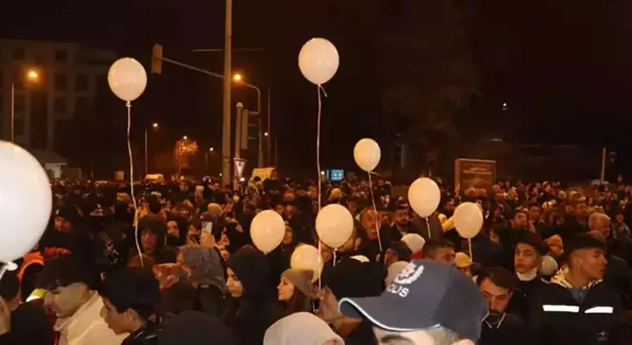 Asrın felaketinin 3. yılında Adıyaman'da sessiz yürüyüş! Bakan Yelikaya da katıldı