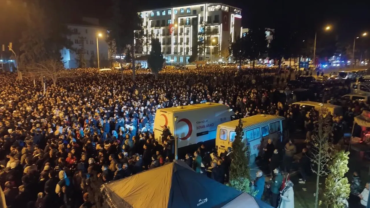Asrın felaketinin 3. yılında Adıyamanda sessiz yürüyüş! Bakan Yelikaya da katıldı