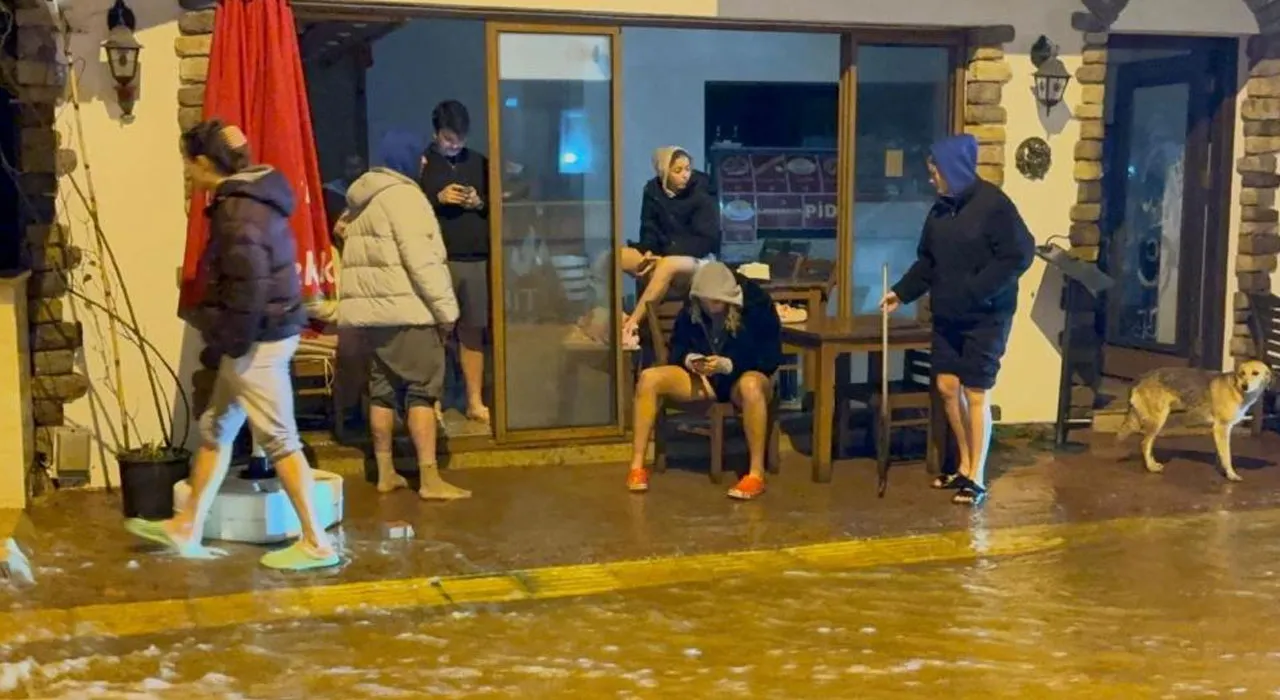 Bodrum sele teslim oldu! Ev ve iş yerleri sular altında kaldı