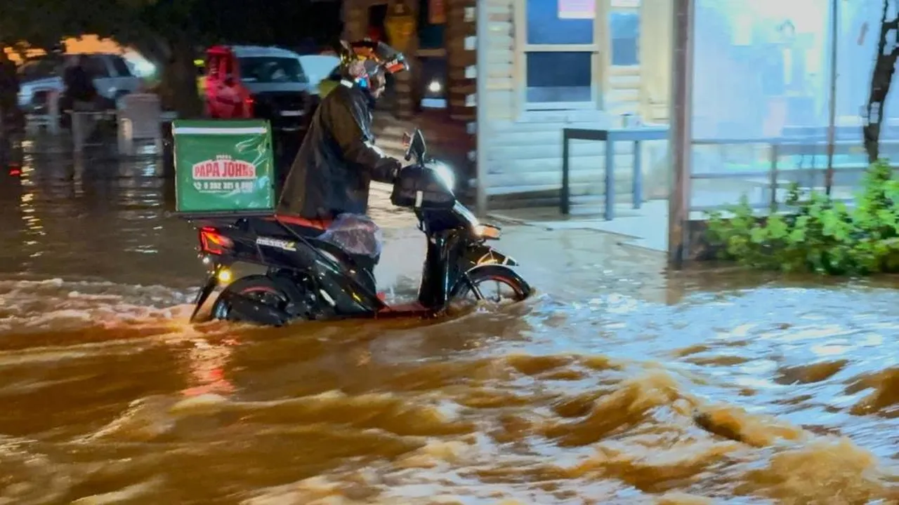 Bodrum sele teslim oldu! Ünlü şarkıcının evini su bastı