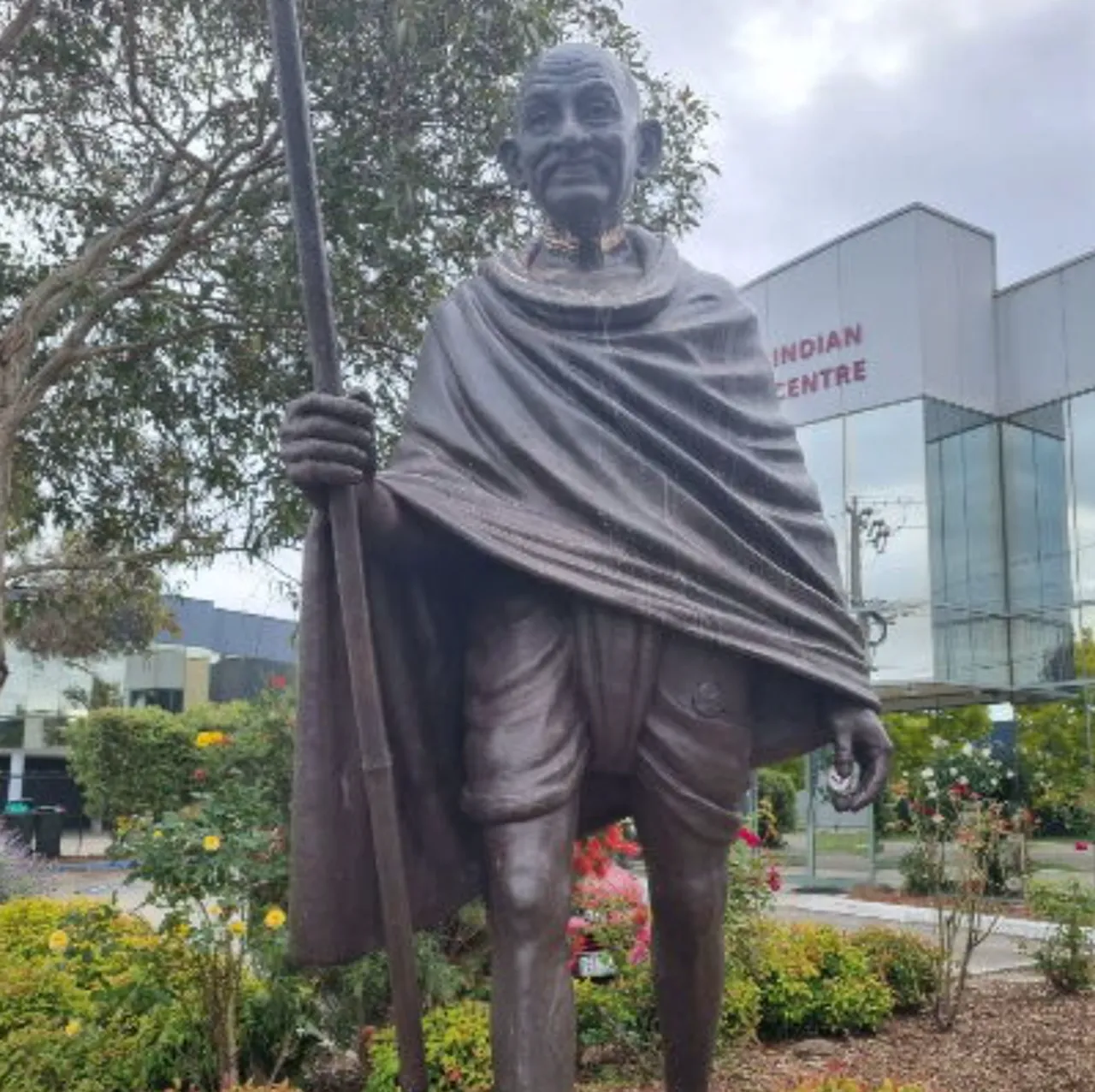 Değeri 60 bin dolar! Hırsızlar saniyeler içinde Gandhi heykelini çaldı