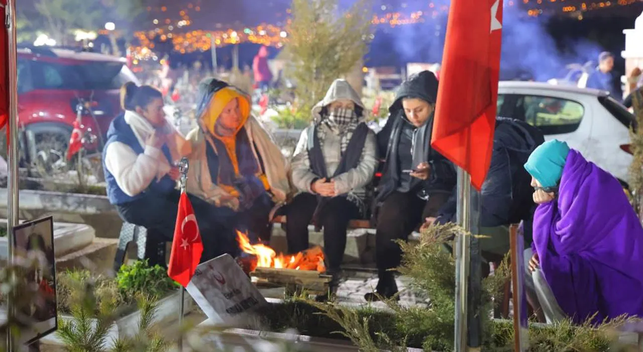Depremin merkez üssünde acı buluşma! Kabir başında sabahladılar