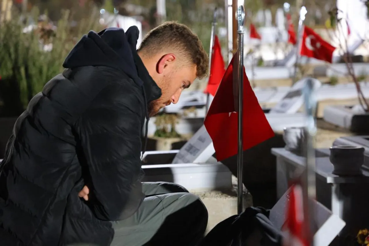 Depremin merkez üssünde acı buluşma! Kabir başında sabahladılar
