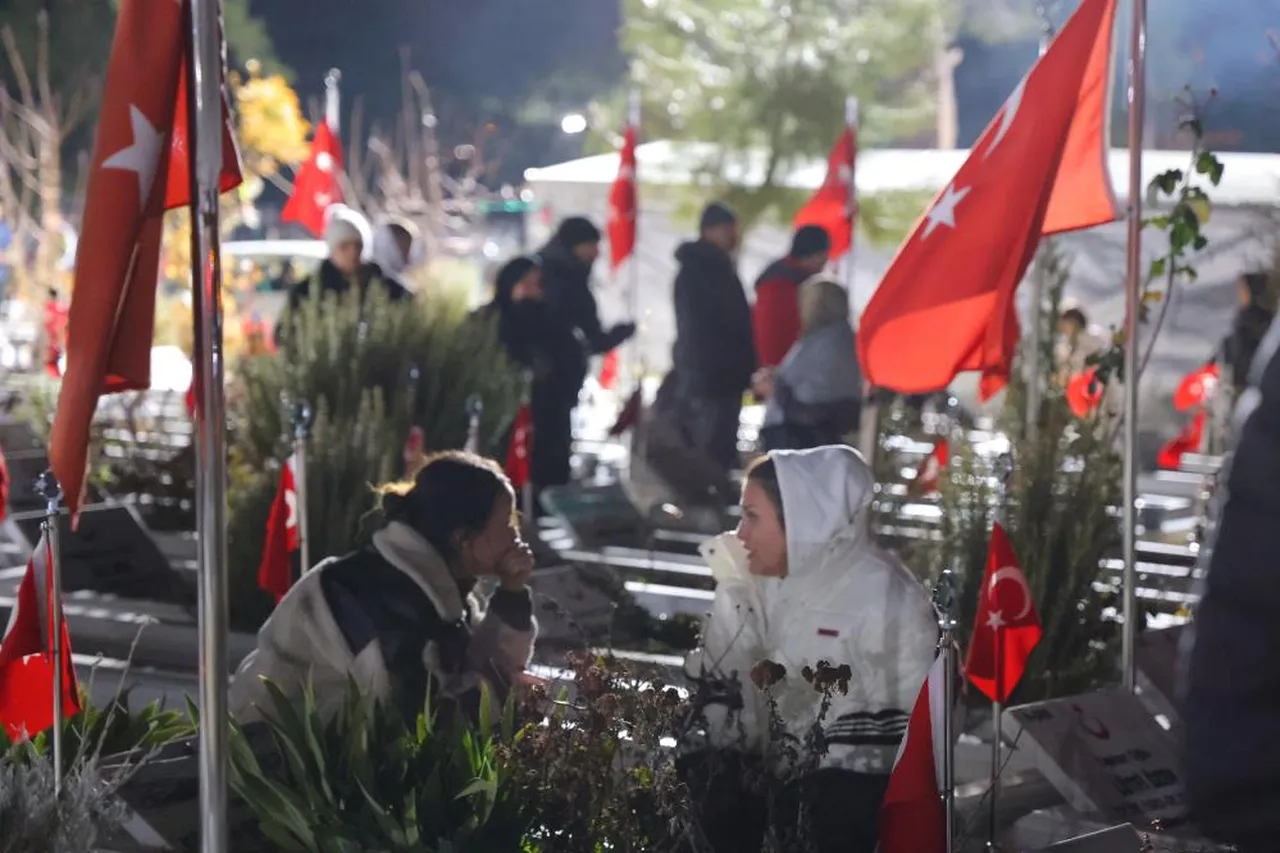 Depremin merkez üssünde acı buluşma! Kabir başında sabahladılar