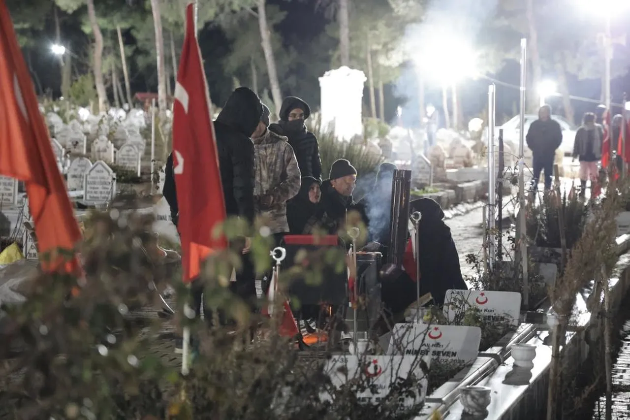 Depremin merkez üssünde acı buluşma! Kabir başında sabahladılar