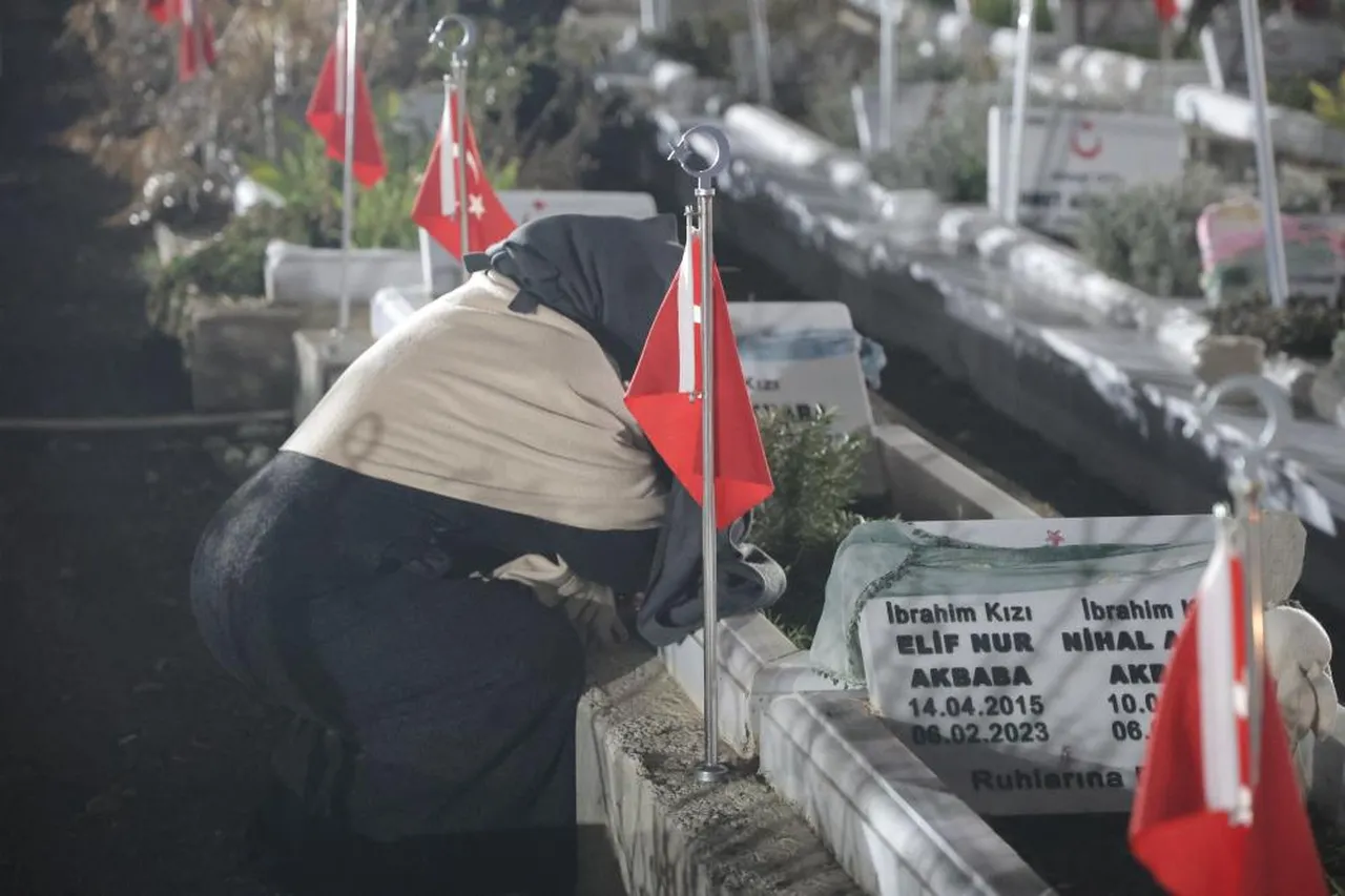 Depremin merkez üssünde acı buluşma! Kabir başında sabahladılar